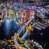 Sydney  Auch nachts ein Bild mit hohem Wiedererkennungseffekt: Das erleuchtete Sydney Opera House mit der berühmten Harbour Bridge im Vordergrund.