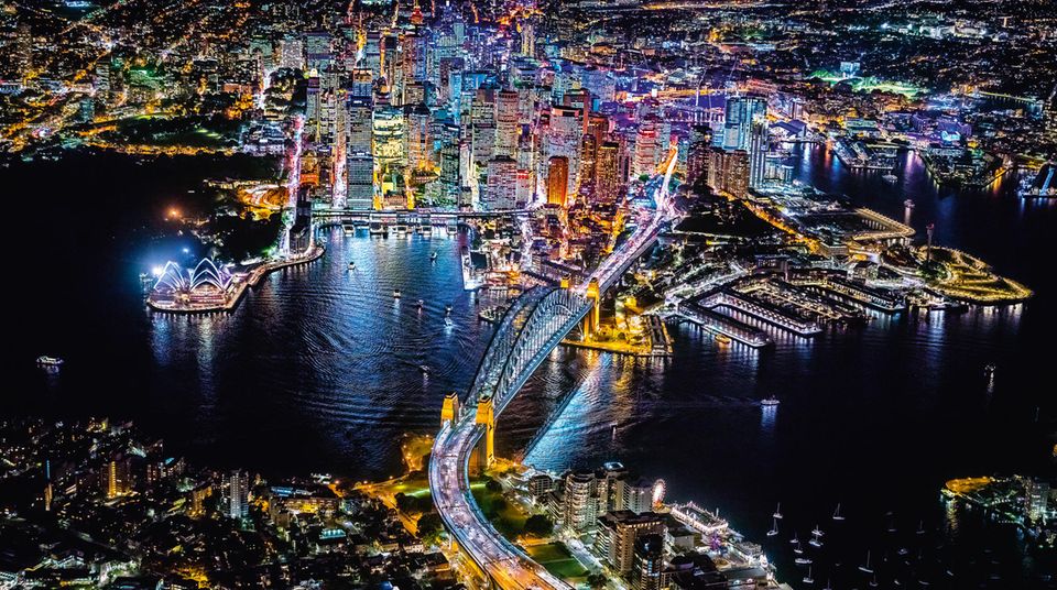 Sydney  Auch nachts ein Bild mit hohem Wiedererkennungseffekt: Das erleuchtete Sydney Opera House mit der berühmten Harbour Bridge im Vordergrund.