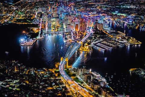 Sydney  Auch nachts ein Bild mit hohem Wiedererkennungseffekt: Das erleuchtete Sydney Opera House mit der berühmten Harbour Bridge im Vordergrund.