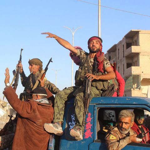 Kämpfer der Befreiungsarmee kurz vor der Rückeroberung der Stadt Rakka im Norden Syriens