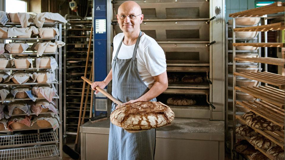 Von der Backkunst zum Industrieprodukt: Arnd Erbel, 48, backt verhältnismäßig geringe Mengen. Dafür kommen die Kunden zu ihm – nicht er zu ihnen Arnd Erbel, 48, backt verhältnismäßig geringe Mengen. Dafür kommen die Kunden zu ihm – nicht er zu ihnen