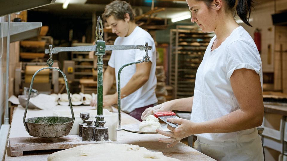 Portionieren, wiegen, wirken – in der Bäckerei Erbel geschieht alles wie früher von Hand. Selbst die alte Waage ist noch im Einsatz
