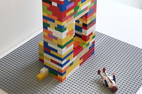 Fenstersturz-Prozess: Richter baut den Tatort mit Legosteinen nach und entlarvt damit das Opfer