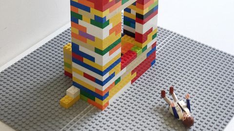 Fenstersturz-Prozess: Richter baut den Tatort mit Legosteinen nach und entlarvt damit das Opfer