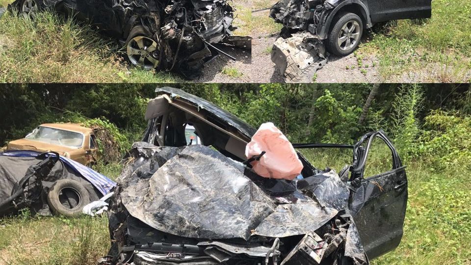 Das total zerstörte Auto nach dem Unfall