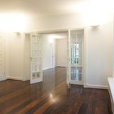 1000 Quadratmeter wollen genutzt werden. Der Makler schlägt vor, dass das Anwesen ein perfektes Family-Office wäre. Oder ein"glückliches Mehrgenerationenhaus, noble Seniorenresidenz" - oder noch besser: "die Luxus-WG für Umdenker."