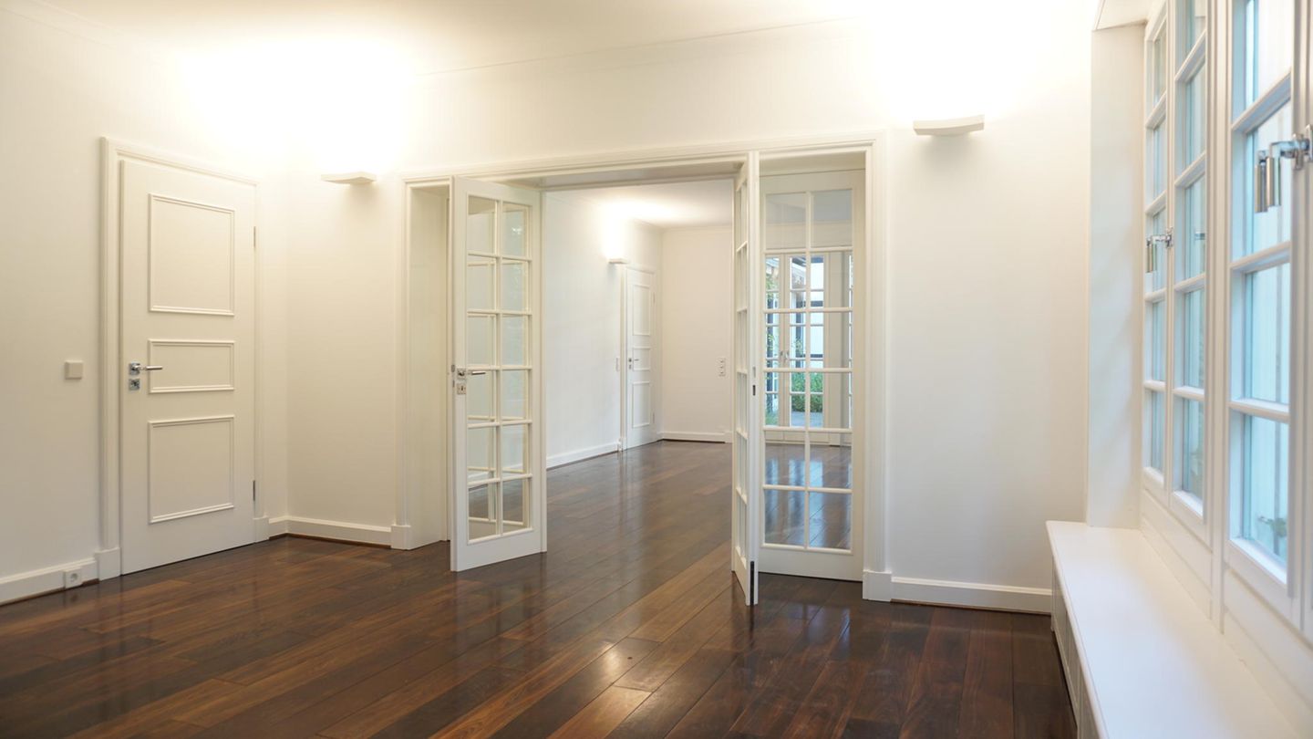 1000 Quadratmeter wollen genutzt werden. Der Makler schlägt vor, dass das Anwesen ein perfektes Family-Office wäre. Oder ein"glückliches Mehrgenerationenhaus, noble Seniorenresidenz" - oder noch besser: "die Luxus-WG für Umdenker."