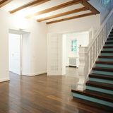 "Durch die vielfältigen Möglichkeiten, die diese Rarität Ihnen bietet, werden Sie inspiriert sein, die ca. 1.025 Quadratmeter Wohnfläche zuzüglich Nutzflächen von ca. 407 Quadratmeter und einem Anbau mit Wellnessbereich in Ihrem Sinne zu nutzen", so die Immobilien-Anzeige.