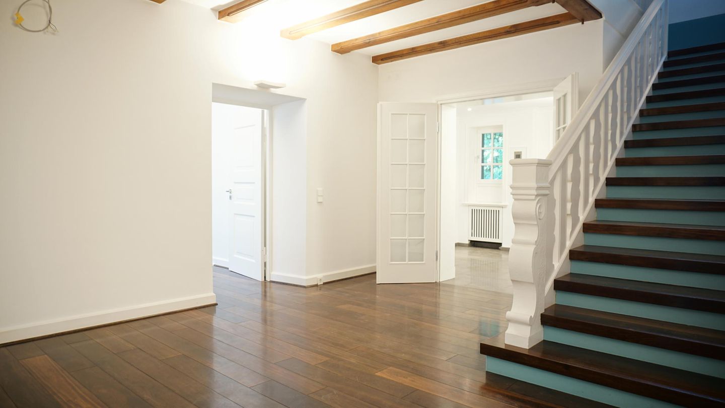 "Durch die vielfältigen Möglichkeiten, die diese Rarität Ihnen bietet, werden Sie inspiriert sein, die ca. 1.025 Quadratmeter Wohnfläche zuzüglich Nutzflächen von ca. 407 Quadratmeter und einem Anbau mit Wellnessbereich in Ihrem Sinne zu nutzen", so die Immobilien-Anzeige.