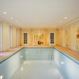 Der Makler lässt wissen: "Das große, lichtdurchflutete Hallenschwimmbad mit Gegenstromanlage und einer Sauna sind in dieser Preisklasse natürlich obligatorisch."        Natürlich. 