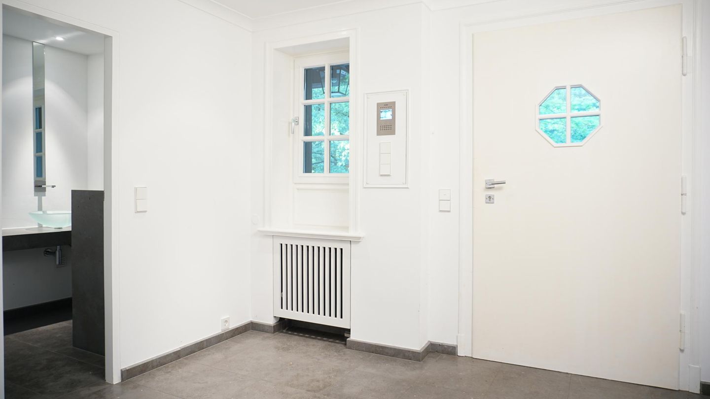 Gleich acht Badezimmer befinden sich in dem Haus.