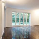 "Langlebige Echtholzdielen aus Räuchereiche" liegen im Erdgeschoss und im ersten Dachgeschoss.