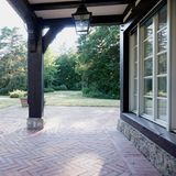 "Das großzügige Grundstück ist gegen Unbefugte sicher und uneinsehbar eingezäunt. Hier laden der ehrwürdige alte Baumbestand und ein Naturteich zu Spaziergängen auf dem eigenen Grundstück ein", heißt es auf der Maklerseite.