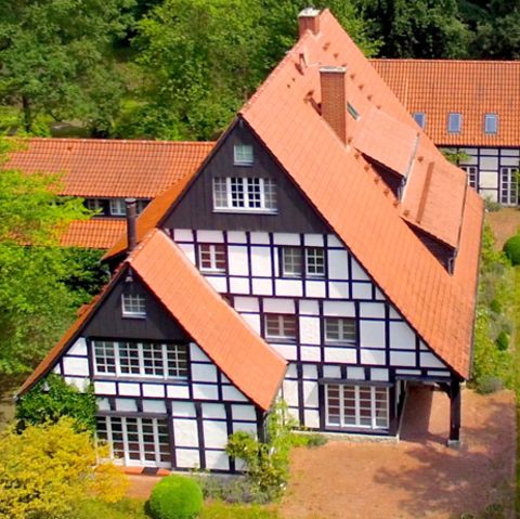 Luxusimmobilie bei Bielefeld: 1000 Quadratmeter mit Pool: Ex-Middelhoff-Villa sucht neuen Besitzer - für 2 Millionen Euro