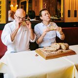 Der Franzose Vincent Moissonnier (r.), Besitzer der Zwei-Sterne-Restaurants "Le Moissonnier" in Köln, und sein Chefkoch Eric Menchon zählen zu den besten Köchen Deutschlands. Sie verkosteten ausgewählte Weizenmischbrote und bewerteten Aussehen, Konsistenz, Aroma, Geschmack und Mundgefühl. Hersteller, Preise oder Zutaten kannten sie nicht. Das ist ihr Urteil:  Punktwertung:  1 = schlecht, 5 = sehr gut  Die einzelnen Wertungen finden sich unter den Fotos