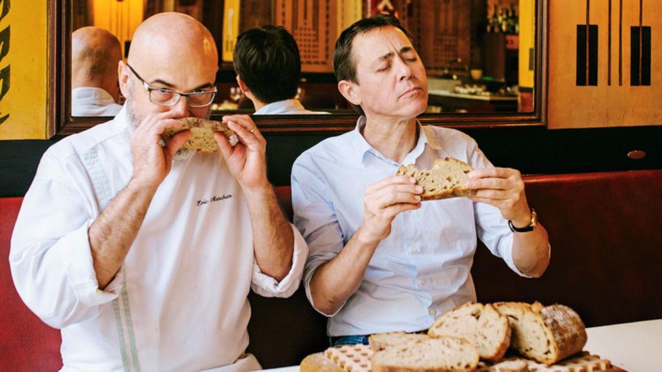 Brottest: Der Franzose Vincent Moissonnier (r.), Besitzer der Zwei-Sterne-Restaurants "Le Moissonnier" in Köln, und sein Chefkoch Eric Menchon zählen zu den besten Köchen Deutschlands. Sie verkosteten ausgewählte Weizenmischbrote und bewerteten Aussehen, Konsistenz, Aroma, Geschmack und Mundgefühl. Hersteller, Preise oder Zutaten kannten sie nicht. Das ist ihr Urteil: Punktwertung: 1 = schlecht, 5 = sehr gut Die einzelnen Wertungen finden sich unter den Fotos Der Franzose Vincent Moissonnier (r.), Besitzer der Zwei-Sterne-Restaurants "Le Moissonnier" in Köln, und sein Chefkoch Eric Menchon zählen zu den besten Köchen Deutschlands. Sie verkosteten ausgewählte Weizenmischbrote und bewerteten Aussehen, Konsistenz, Aroma, Geschmack und Mundgefühl. Hersteller, Preise oder Zutaten kannten sie nicht. Das ist ihr Urteil: Punktwertung: 1 = schlecht, 5 = sehr gut Die einzelnen Wertungen finden sich unter den Fotos