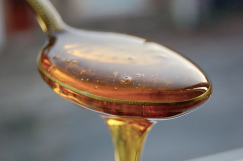 Isoglukose wird aus Mais- oder Weizenstärke gewonnen. Der Sirup ist billiger als Zucker aus Zuckerrüben.