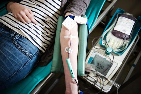 Eine Frau beim Blutspenden
