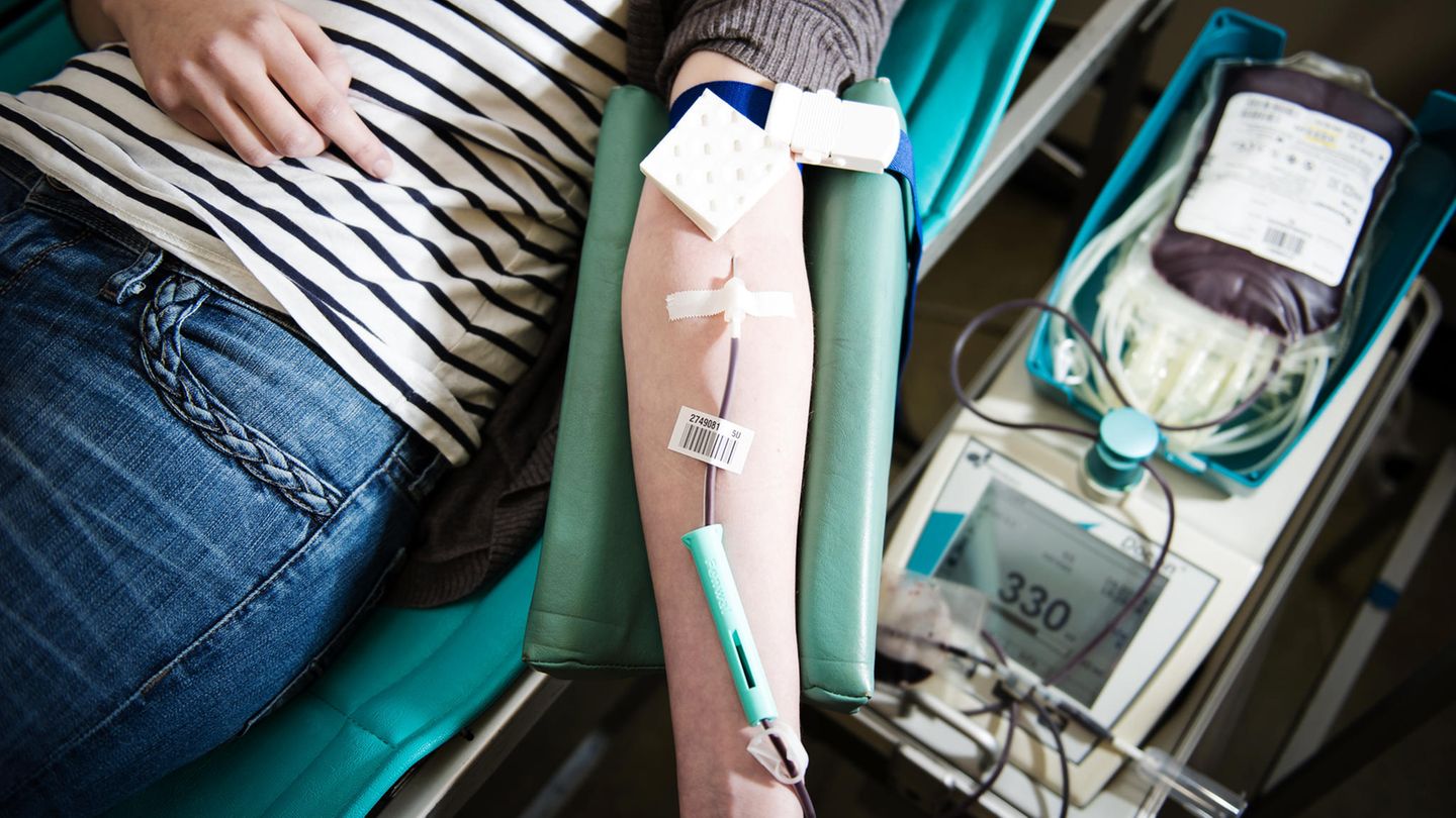 Eine Frau beim Blutspenden