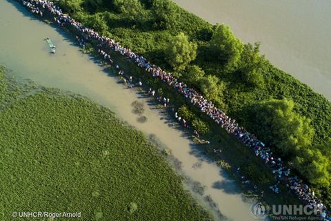 Tausende Rohingya auf der Flucht aus Myanmar: Die Luftaufnahme entstand nahe der Grenzstation Anjuman Para in Bangladesch