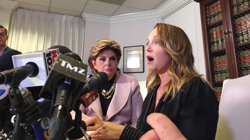 Sex-Skandal um Filmproduzenten: Ex-Schauspielerin und Weinstein-Opfer Louisette Geiss (r.) berichtet 2008 Journalisten von ihrem Leid Ex-Schauspielerin und Weinstein-Opfer Louisette Geiss (r.) berichtet 2008 Journalisten von ihrem Leid