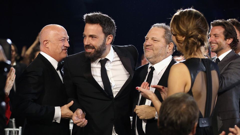 Sex-Skandal um Filmproduzenten: Weinstein mit Ben Affleck bei einer Preisverleihung 2013. Mit der Produktion von "Good Will Hunting" hatte er 16 Jahre zuvor die Karriere Afflecks forciert Weinstein mit Ben Affleck bei einer Preisverleihung 2013. Mit der Produktion von "Good Will Hunting" hatte er 16 Jahre zuvor die Karriere Afflecks forciert