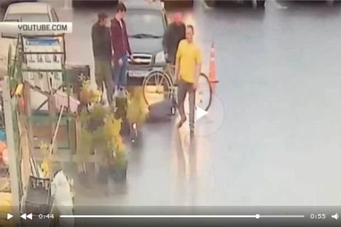 Am Stadtrand von Moskau wird ein Friseur mitten auf der Straße erstochen.