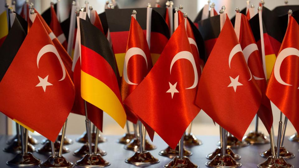 Deutsche und türkische Fähnchen nebeneinander - Deutscher Botschafter wieder einbestellt