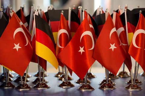 Deutsche und türkische Fähnchen nebeneinander - Deutscher Botschafter wieder einbestellt