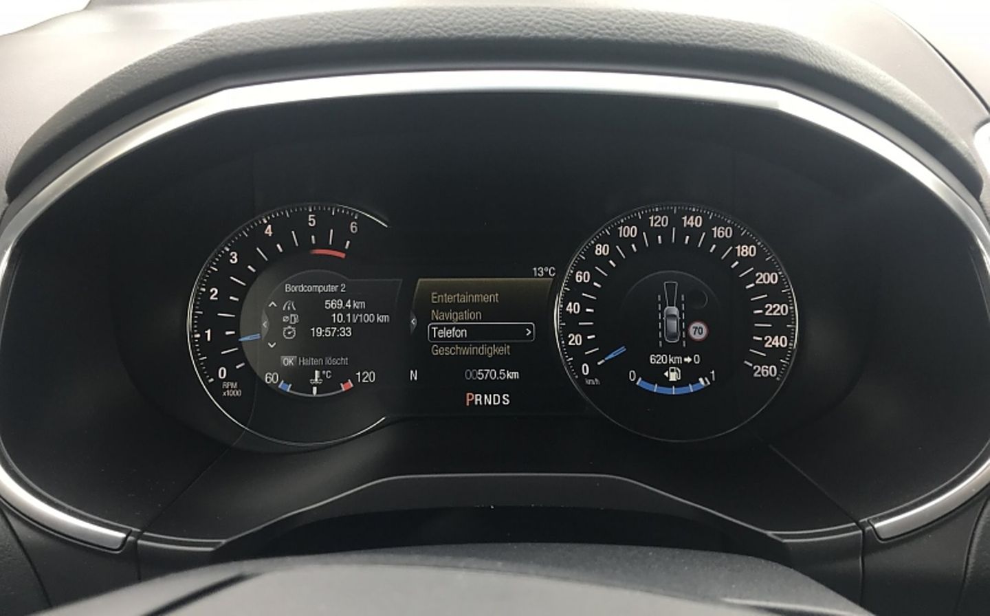 Das Cockpit des Ford Edge 2.0 TDCi