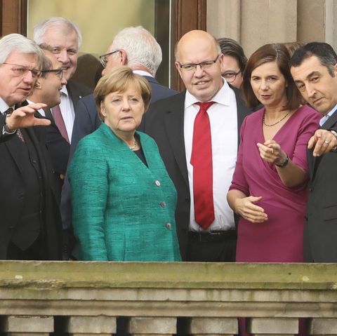 Angela Merkel mit Teilnehmern der Sondierungsgespräche auf dem Balkon der Parlamentarischen Gesellschaft in Berlin