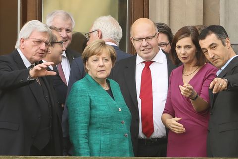 Angela Merkel mit Teilnehmern der Sondierungsgespräche auf dem Balkon der Parlamentarischen Gesellschaft in Berlin