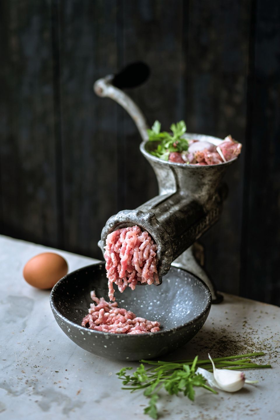 Wer den Fleischwolf einsetzt, kann neben dem Fleisch auch Knoblauch, Kräuter und Gewürze mit durchdrehen