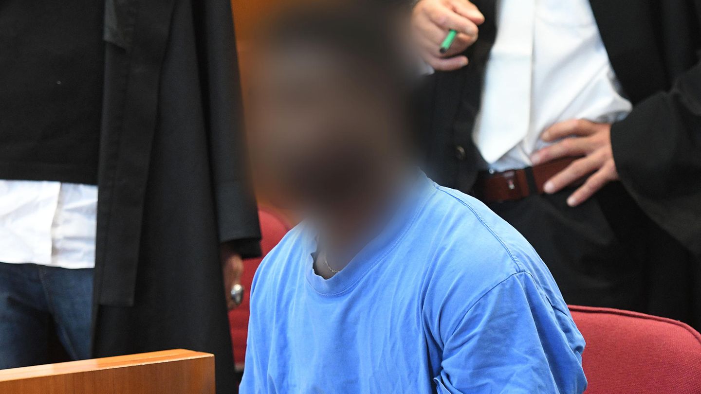 Der 31-Jährige muss wegen der Vergewaltigung in der Bonner Siegaue für elfeinhalb Jahre ins Gefängnis (Foto vom Prozessauftakt)