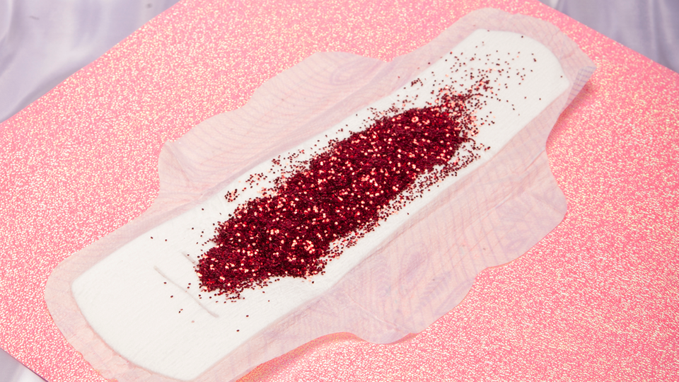 Menstruationsprobleme: "Seit ich als Teenager beim Gynäkologen war, habe ich über 15 Jahre hinweg gedankenlos Pillen aus verschiedenen quadratischen Kartons und pinken Klappschachteln aus Plastik geschluckt" "Seit ich als Teenager beim Gynäkologen war, habe ich über 15 Jahre hinweg gedankenlos Pillen aus verschiedenen quadratischen Kartons und pinken Klappschachteln aus Plastik geschluckt"