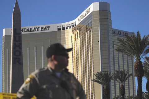 Ein Polizist steht vor dem Hotel Mandalay Bay in Las Vegas