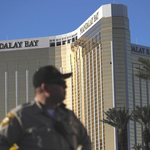 Ein Polizist steht vor dem Hotel Mandalay Bay in Las Vegas