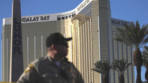 Ein Polizist steht vor dem Hotel Mandalay Bay in Las Vegas