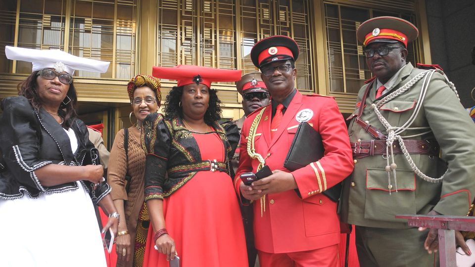 Vertreter der afrikanischen Volksgruppen Herero und Nama Mitte Oktober vor dem US-District Court in New York Vertreter der afrikanischen Volksgruppen Herero und Nama Mitte Oktober vor dem US-District Court in New York