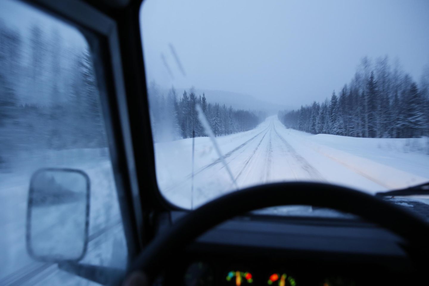 Die lange Reise nach Norden: Über verschneite Landstraßen in Schweden geht es bis zur Hütte in Finnland.