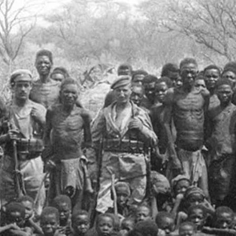 Deutsche Kolonialtruppen mit Gefangenen im damaligen Deutsch-Südwestafrika