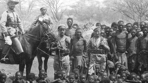 Deutsche Kolonialtruppen mit Gefangenen im damaligen Deutsch-Südwestafrika