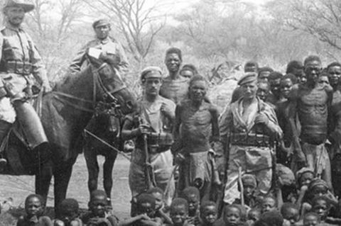 Deutsche Kolonialtruppen mit Gefangenen im damaligen Deutsch-Südwestafrika