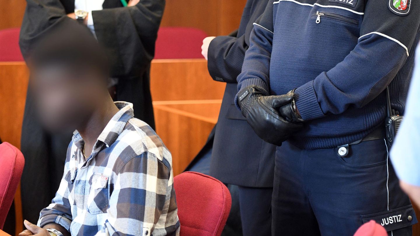 Der 31-jährige Ghanaer vor der Urteilsverkündung - im Prozess um die Vergewaltigung in der Bonner Siegaue zeigte er keine Reue