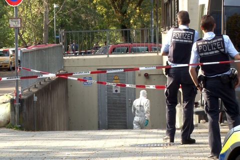 Polizisten sichern Spuren an der Tiefgarage in Eislingen (Baden-Württemberg): Hier wurden in einem Auto drei Leichen entdeckt