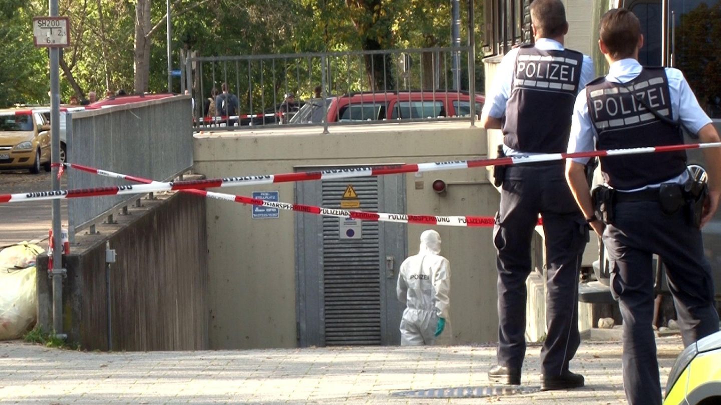 Polizisten sichern Spuren an der Tiefgarage in Eislingen (Baden-Württemberg): Hier wurden in einem Auto drei Leichen entdeckt