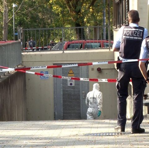 Polizisten sichern Spuren an der Tiefgarage in Eislingen (Baden-Württemberg): Hier wurden in einem Auto drei Leichen entdeckt