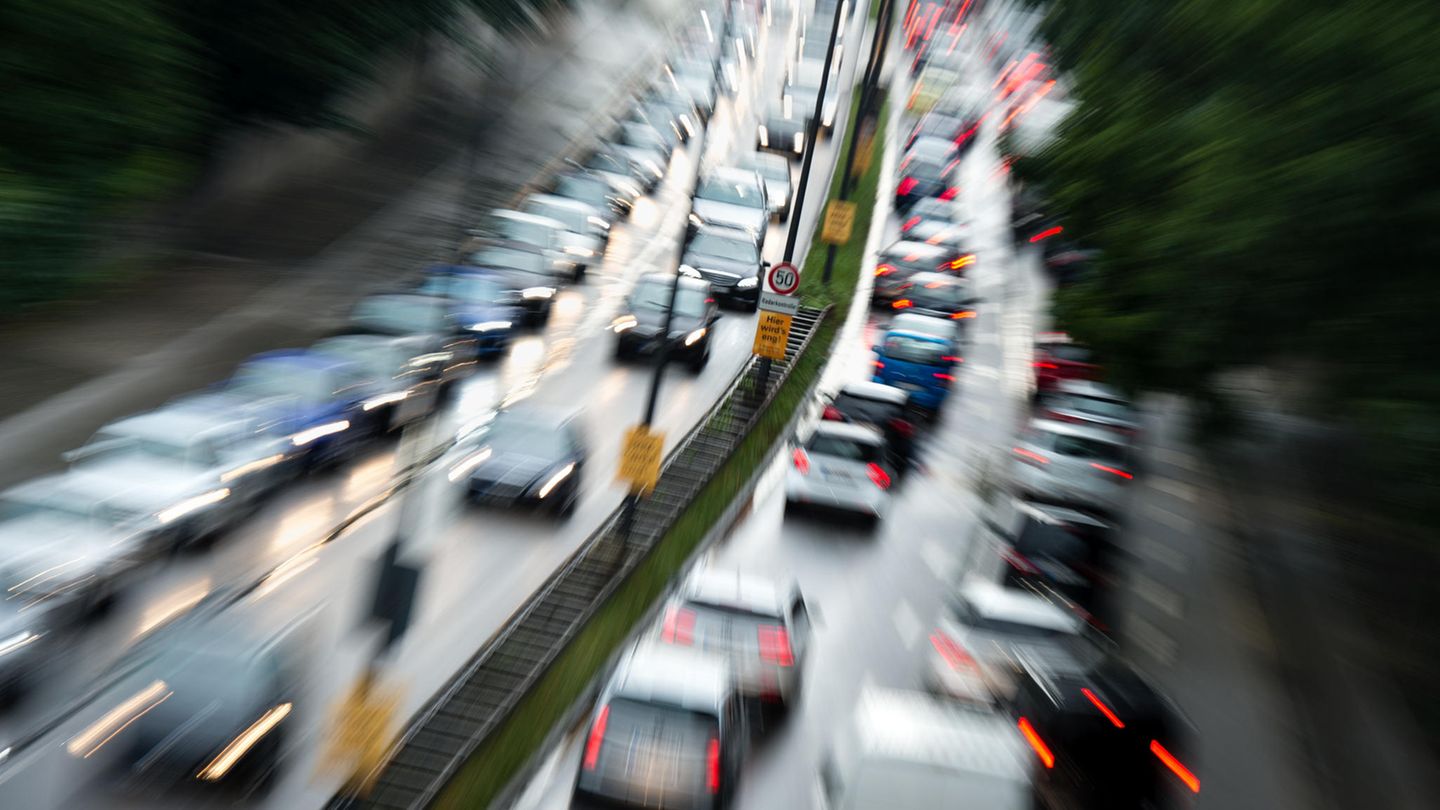 Autos auf der Autobahn - jeder sechste Mensch stirbt an den Folgen von Umweltverschmutzung