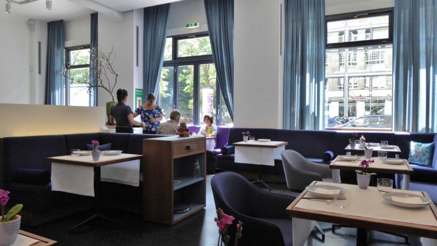 Platz 8: Restaurant Tim Raue, Berlin  Die Bewertungen: "Wunderbar! Mittagessen vom Feinsten", "Ein Mozart am Herd", "Ein kulinarisches Erlebnis", "Aromen-Explosion"