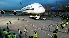 Als erste Fluggesellschaft wurde ein Airbus A380 an Singapore Airline ausgeliefert. Ende Oktober 2007 fand der Premierenflug auf der Strecke Singapur-Sydney statt. Alle Tickets für den Erstflug wurden im Internet für Wohltätigkeitszwecke versteigert. 